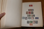 Hela världen. Samling i tre decimetertjocka album med tusentals frimärken, både gammalt och nytt. Inget Europa. Bland annat omfattande Afrika och Amerika, Australien och en del Asien. 