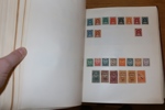 Hela världen. Samling i tre decimetertjocka album med tusentals frimärken, både gammalt och nytt. Inget Europa. Bland annat omfattande Afrika och Amerika, Australien och en del Asien. 