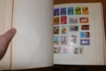 Hela världen. Samling i tre decimetertjocka album med tusentals frimärken, både gammalt och nytt. Inget Europa. Bland annat omfattande Afrika och Amerika, Australien och en del Asien. 