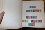 Hela världen. Samling i tre decimetertjocka album med tusentals frimärken, både gammalt och nytt. Inget Europa. Bland annat omfattande Afrika och Amerika, Australien och en del Asien. 