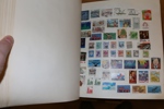 Hela världen. Samling i tre decimetertjocka album med tusentals frimärken, både gammalt och nytt. Inget Europa. Bland annat omfattande Afrika och Amerika, Australien och en del Asien. 