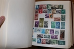 Hela världen. Samling i tre decimetertjocka album med tusentals frimärken, både gammalt och nytt. Inget Europa. Bland annat omfattande Afrika och Amerika, Australien och en del Asien. 