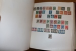 Hela världen. Samling i tre decimetertjocka album med tusentals frimärken, både gammalt och nytt. Inget Europa. Bland annat omfattande Afrika och Amerika, Australien och en del Asien. 