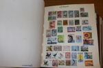 Hela världen. Samling i tre decimetertjocka album med tusentals frimärken, både gammalt och nytt. Inget Europa. Bland annat omfattande Afrika och Amerika, Australien och en del Asien. 