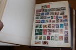 Hela världen. Samling i tre decimetertjocka album med tusentals frimärken, både gammalt och nytt. Inget Europa. Bland annat omfattande Afrika och Amerika, Australien och en del Asien. 