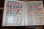 Bananlåda blandat Sverige, bl.a. mängder med fina stämplar på blad och i album, lite varianter, två välfyllda kartotekslådor x/xx med en del bättre m.m. Fyndchans här!