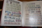 Bananlåda blandat Sverige, bl.a. mängder med fina stämplar på blad och i album, lite varianter, två välfyllda kartotekslådor x/xx med en del bättre m.m. Fyndchans här!