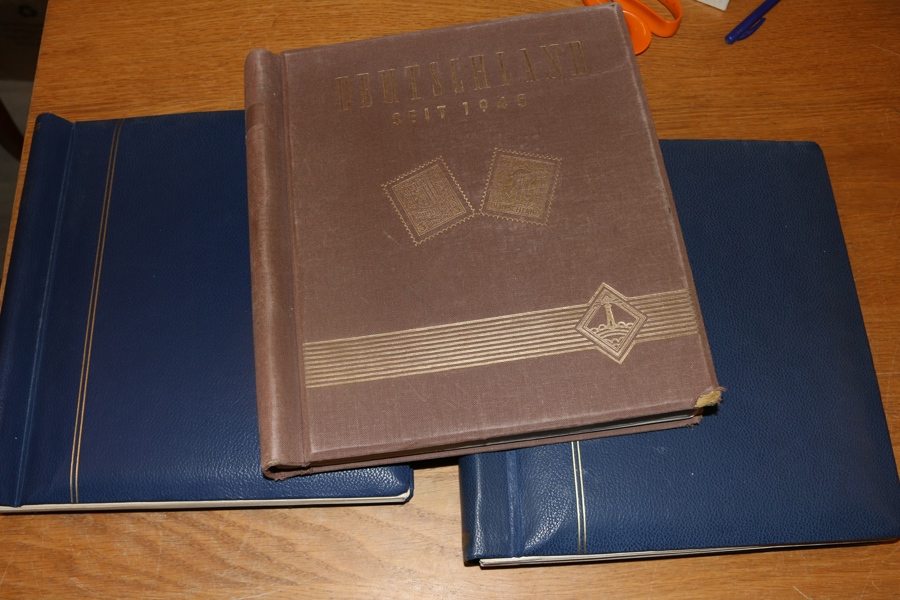 Fyndlåda Tyskland 1800-tal till 1970-tal i tre tjocka album. Något restbetonat men fortfarande väldigt mycket frimärken, bl.a. lite tyska stater. Lågt utrop!