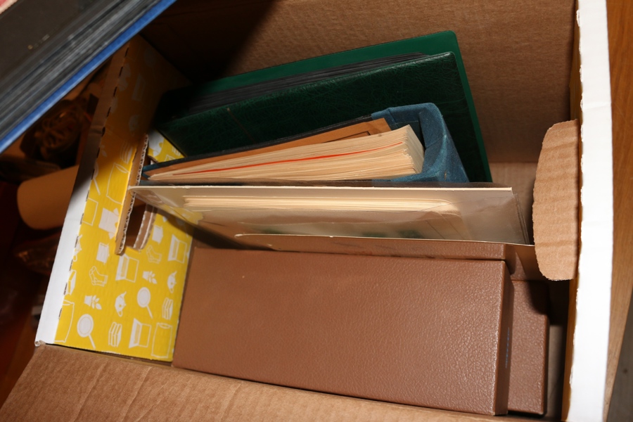 OVERSEAS. Parti Asien, Afrika, Australien och Amerika i tre album och en plastficka. Kartotek med mest massvara Japan ingår.