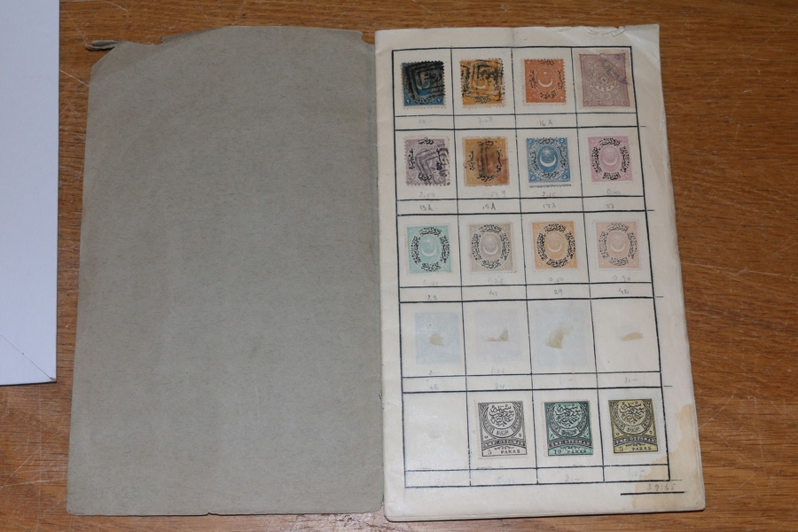 TURKIET. Gammalt urvalshäfte med ca 300 frimärken. Ej närmare genomgånget, se bilder!