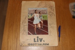 Tidsskriften LIV:s idrottsalbum, från ca 1938-40. Slitet omslag men med komplett inklistrade idolbilder på atleter jorden runt.