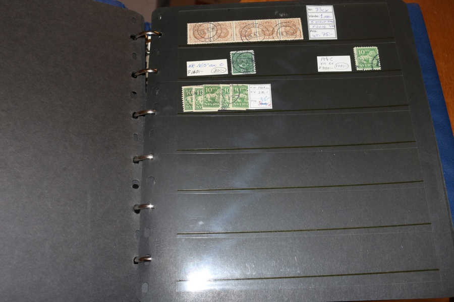 Visiralbum med mest frimärken medaljong-bandmärken med sorterade vattenmärken, nyanser och lite varianter. Även lite tjänste och lösen.