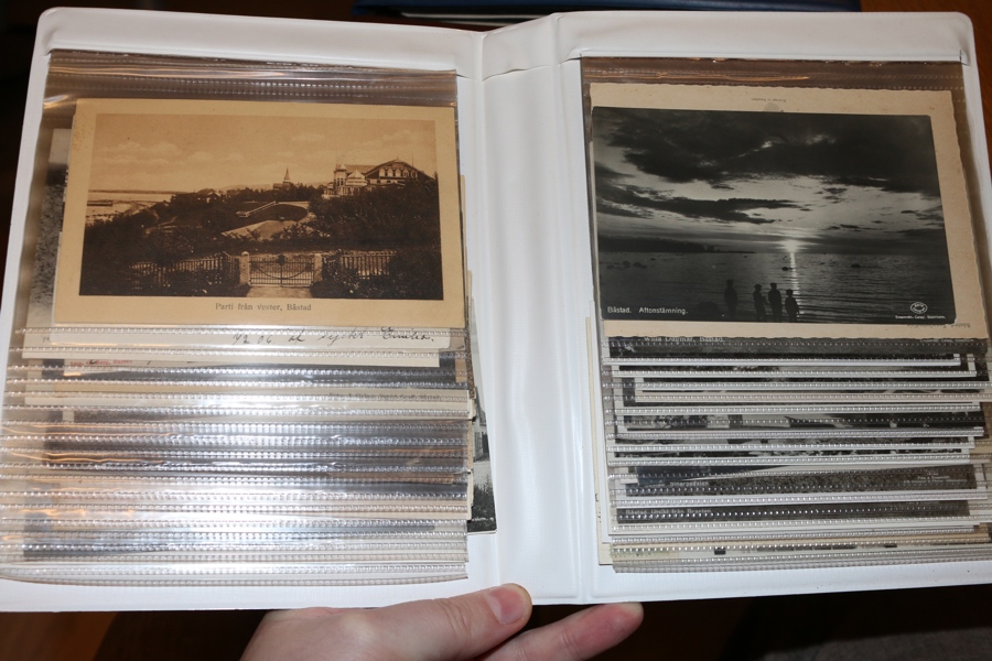 BÅSTAD+SKUMMESLÖVSSTRAND. Fin samling kort med Båstad (drygt 40) och SKUMMESLÖVSSTRAND (ca 50 ex). Mest det äldre formatet.