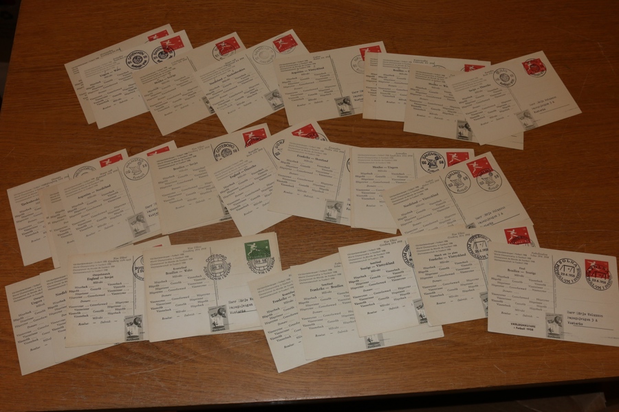 Fotbolls-VM 1958. Samling 32 kort från de olika matcherna. Något enstaka med kvalitetanmärkning, men i huvudsak felfria.