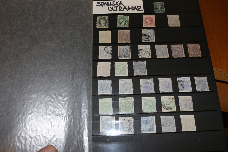 SPANSKA/FRANSKA KOLONIER. Insticksalbum med frimärken från flera områden som Cuba, Puerto Rico, Canal zone, Spanska Marocko, Port Said, Franska Syrien, Ile Rouad m.m.