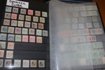 SPANSKA/FRANSKA KOLONIER. Insticksalbum med frimärken från flera områden som Cuba, Puerto Rico, Canal zone, Spanska Marocko, Port Said, Franska Syrien, Ile Rouad m.m.
