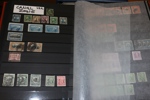SPANSKA/FRANSKA KOLONIER. Insticksalbum med frimärken från flera områden som Cuba, Puerto Rico, Canal zone, Spanska Marocko, Port Said, Franska Syrien, Ile Rouad m.m.