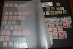 SPANSKA/FRANSKA KOLONIER. Insticksalbum med frimärken från flera områden som Cuba, Puerto Rico, Canal zone, Spanska Marocko, Port Said, Franska Syrien, Ile Rouad m.m.