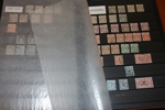 SPANSKA/FRANSKA KOLONIER. Insticksalbum med frimärken från flera områden som Cuba, Puerto Rico, Canal zone, Spanska Marocko, Port Said, Franska Syrien, Ile Rouad m.m.