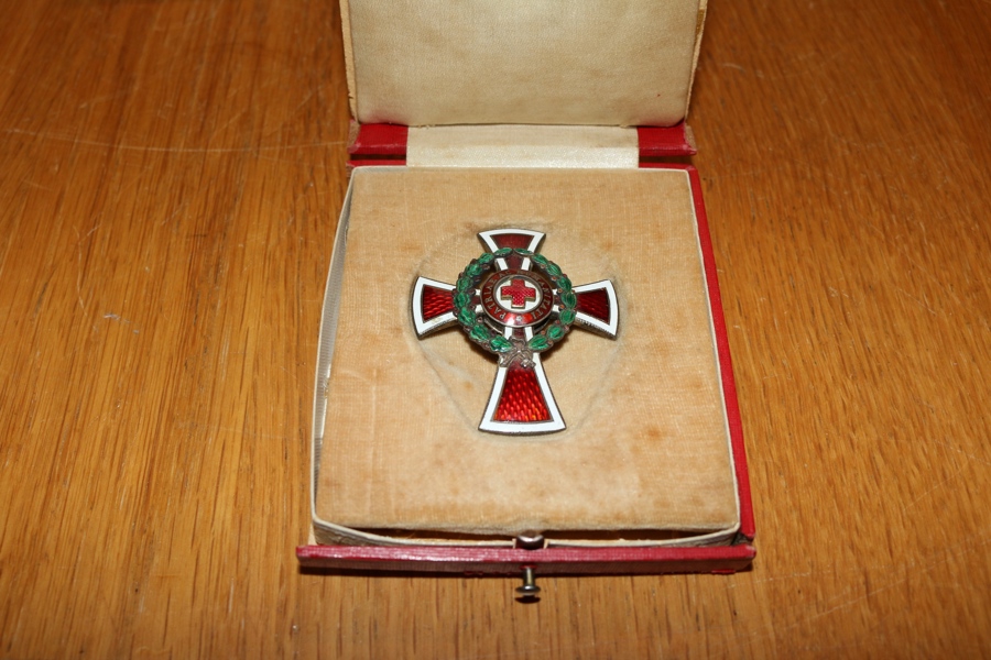 Officersdekoration Röda Korset 1864-1914 i silver och emalj, Österrike-Ungern. Medaljen i gott skick, asken defekt.