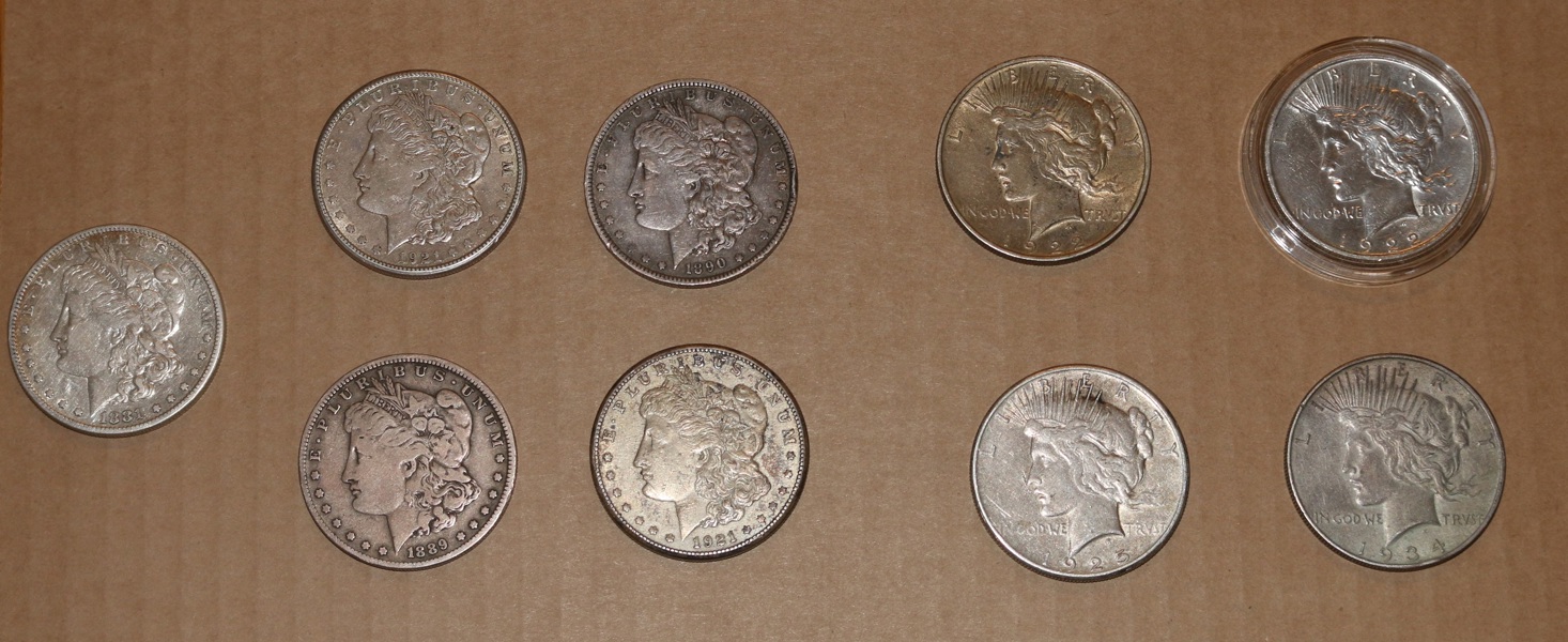 Parti med fem Morgan silver dollars och fyra peace silver dollars. Blandad kvalitet. 