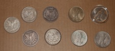 Parti med fem Morgan silver dollars och fyra peace silver dollars. Blandad kvalitet. 