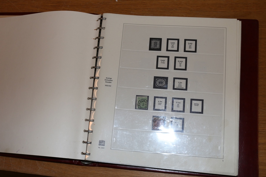 Enklare samling ringtyp-1940-talet i SAFE DUAL-album. Innehåller en del trevligt ringtyp och Oscar II, många bandmärken, mellanvalörer 1924, samt en hel del användbara stämplar.