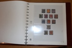 Enklare samling ringtyp-1940-talet i SAFE DUAL-album. Innehåller en del trevligt ringtyp och Oscar II, många bandmärken, mellanvalörer 1924, samt en hel del användbara stämplar.