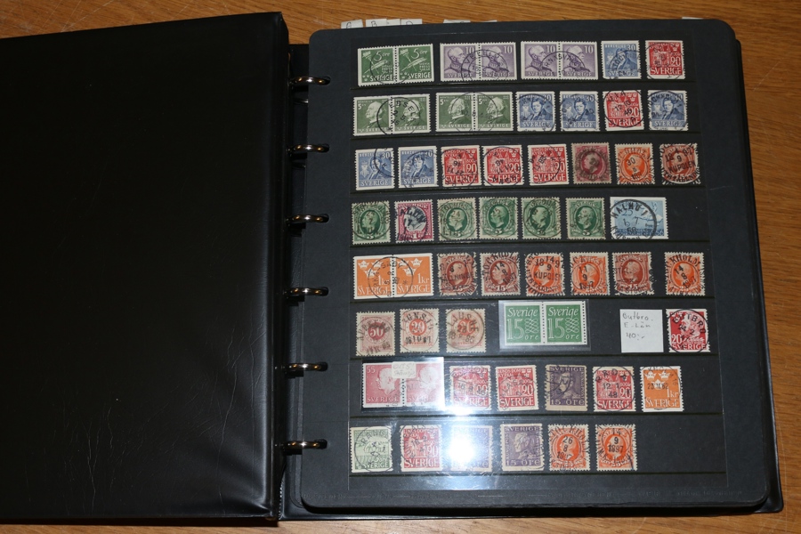 STÄMPLAR. Välfyllt visiralbum, först ett par sidor blandat, därefter sorterat på län, oftast en sida per län. Längre fram också intressanta avsnitt postombud, ångbåt, järnväg, postanstalten m.m.