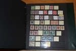 Blandat parti i visiralbum. Både vackra stämplar, varianter, mycket bandmärken med en del bättre vattenmärken, samt en del bättre ostämplat t.ex. Tj24A (x). Lämpligt för en frimärksklubb?
