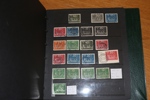 Blandat parti i visiralbum. Både vackra stämplar, varianter, mycket bandmärken med en del bättre vattenmärken, samt en del bättre ostämplat t.ex. Tj24A (x). Lämpligt för en frimärksklubb?