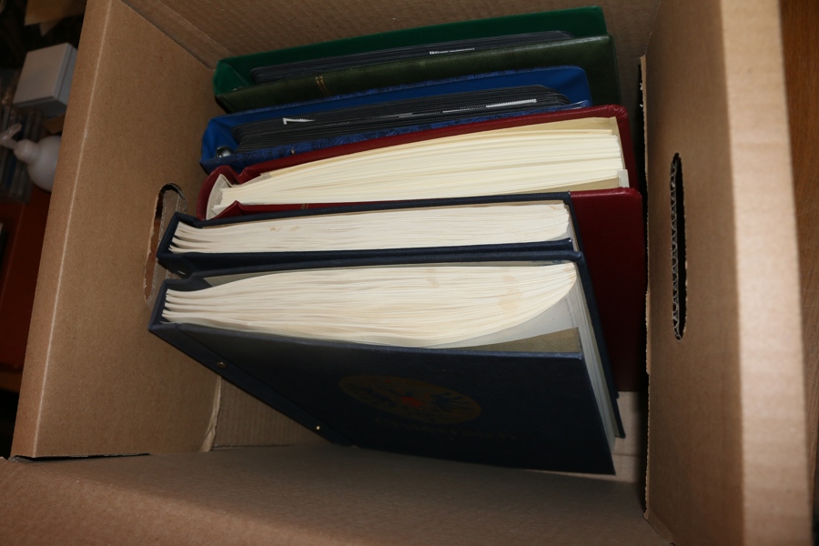 ÖSTERRIKE. Samling klassiskt-2006 i fem album. Med en del klassiskt, hyfsat avsnitt 1900-tal med båda FIS-serierna 1933/36, Fågel-serien, en del fältpost Österrike-Ungern m.m.