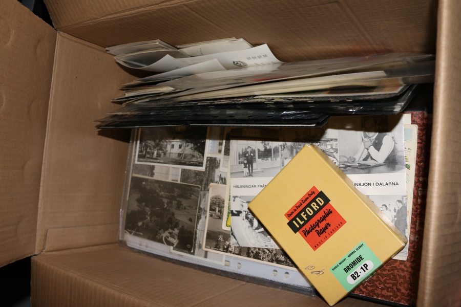 Parti vykort mest 1930-50-tal men även en del senare. Även en del idolbilder. Flera hundra kort.