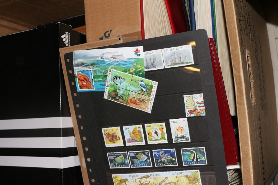 Stor flyttlåda mest Sverige och Norden. Bl.a. ett album Finland, div kartotek, lösa märken och klipp m.m. Stor mängd material.