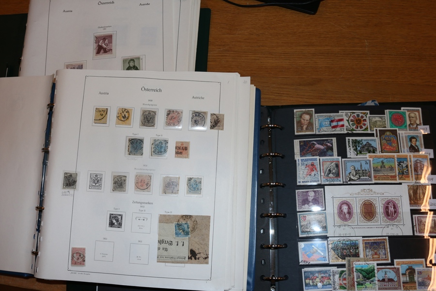 ÖSTERRIKE. Samling klassiskt-modernt i fyra album. Bäst på det äldsta med många klassiska utgåvor inkl bättre. På 1900-talet mer genomsnittligt besatt men med en del hyfsade märken och serier.