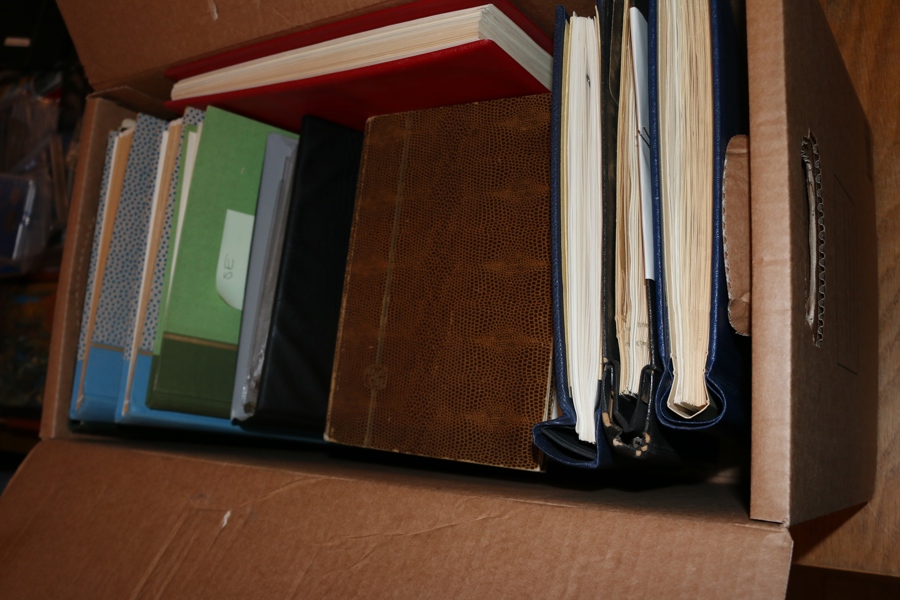 Flyttlåda Sverige. Restsamlingar (inkl bättre märken) och album diverse. Äldre FDC, en del tjänste m.m. Även en del xx. Massor att gå igenom!