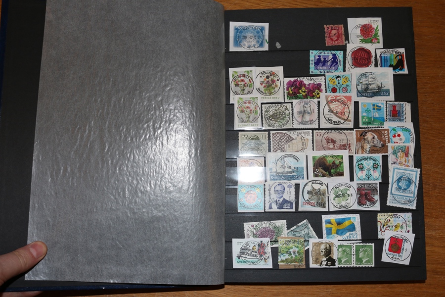 Insticksalbum stämplat gammalt och nytt inkl enstaka bättre märken som Tj6, en del block och häften. Ingår gör också samling "Sveriges städer" på specialblad till synes komplett mest Oscar-Medaljong.