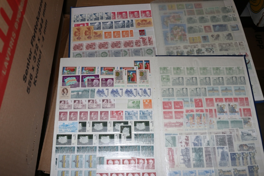 3 album postfriskt mest 1970-90-tal med bl.a. några rabattmärken. En mindre del utan gummi finns. Dessutom ett fjärde album där allt är utan gummering. Hög oräknad nominal.