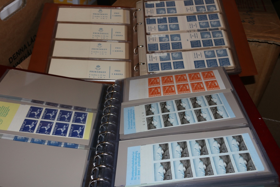 Samling häften i fem album varav ett med automathäften. Enklare äldre del med enstaka bättre, bäst värde i oräknad nominal med över 700 märken "brev", övrigt oräknat. Hög nominal!