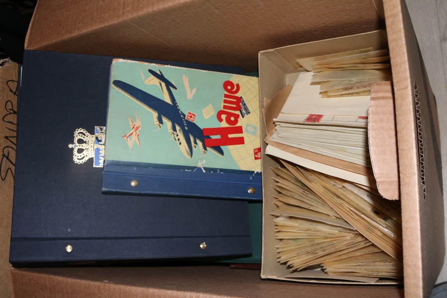 Flyttlåda blandat material Norden inkl Sverige. Både i album och löst i askar och på blad, inkl bättre här och där. Mycket att gå igenom.