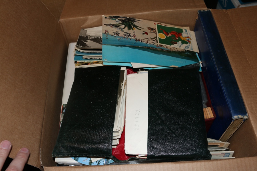 Stort parti 1930-80-tal i låda. Många hundra kort men delvis plundrat. Blandade motiv, även en del utland.