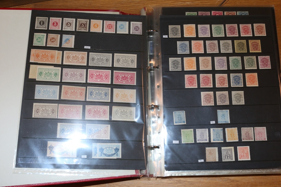 Ostämplad samling klassiskt fram till 1985 i pärm. Välfyllt redan från starten med mycket vapen-ringtyp, dock även flera defekta, nytryck eller utan gummi. Men också ett flertal fullt godtagbara ex.