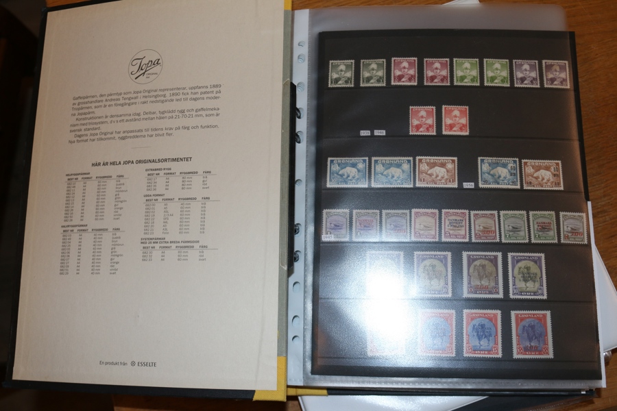 Samling 1938-2012 i två album. Serierna fram till 1945 blandat ost/postfriska, därefter bara xx. Ser välfyllt ut hela vägen. Även en pärm med häften och julark.