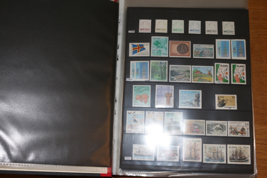 Åland - välfylld samling (komplett?) postfriskt 1984-2024 i pärm. Högt nypris!