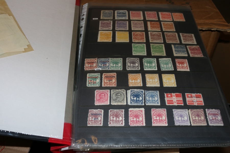 SAMOA. Samling 1800-tal fram till ca 2010 i två pärmar. Ganska välfyllt med bl.a. bra stämpelmärken bland det äldre och välfylld modern del. Av de första utgåvorna som vanligt huvudsakligen nytryck.