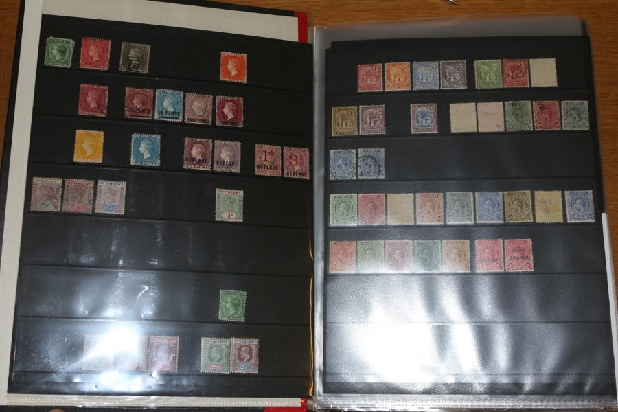 ST VINCENT. Enklare samling x/xx med några hyfsade äldre märken och många vackra motivmärken och serier 1950-90-tal, dock långt från komplett.