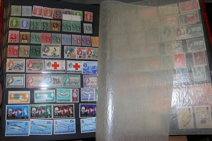 BRITTISKA VÄSTINDIEN. Parti i fem pärmar med avsnitt Dominica, Anguilla, Antigua, Montserrat m.m. Lite rörigt och mest modernt men även några äldre märken. Mycket motiv!