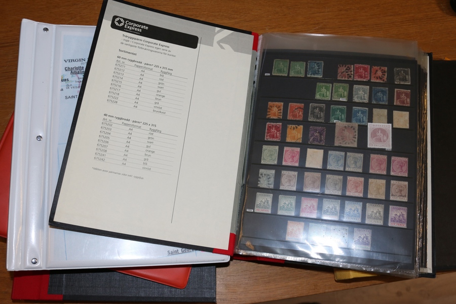 BARBADOS. Samling klassiskt-modernt i fyra pärmar. Innehåller både många bättre äldre märken och serier, såväl som mycket modernt. Det äldsta i blandad kvalitet. Mängder med vackra motivmärken, block