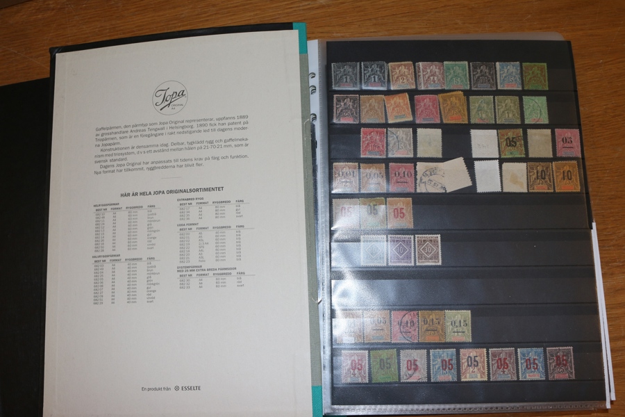 MADAGASKAR. Trevlig liten samling mest 1900-tal med några lite bättre äldre märken och en del modernt. Mest x/xx men även stämplat förekommer. Sitter i två pärmar med hemgjord montering.