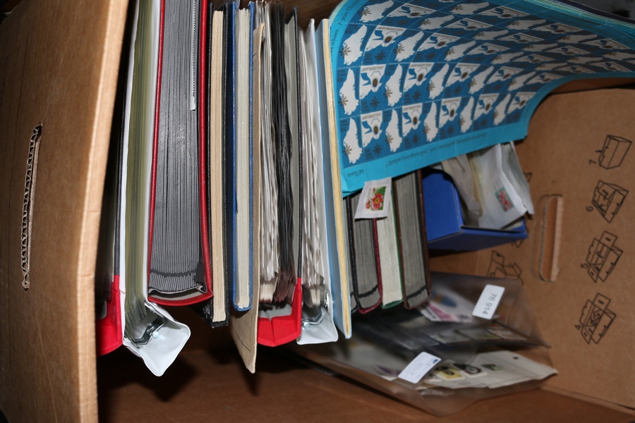 Flyttlåda 19 kilo frimärken. Bl.a. flera album, t.ex. rymdmotiv, samling Färöarna, några årssatser Grönland, med mera.